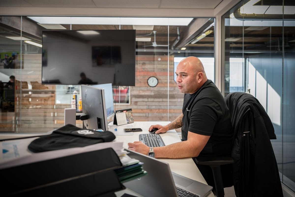 Achter het bureau