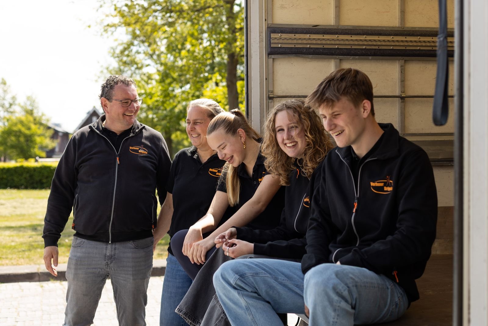 Team bij de vrachtwagen